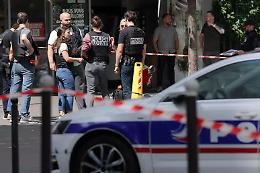 Donne accoltellate a Parigi: "Mi ha mandato Allah"; per gli inquirenti gesto di un folle
