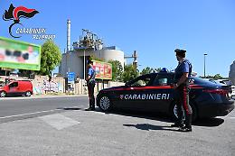 I carabinieri bussano per una notifica ma c'&egrave; odore di "erba": 25enne arrestato, aveva un chilo di marijuana