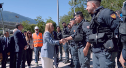 Val di Susa, il giorno dopo la guerriglia: Meloni e Piantedosi nei cantieri TAV tra feriti, fermi e una valle di nuovo sotto tensione