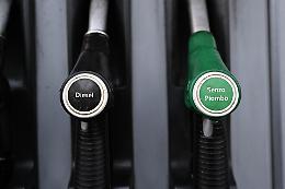 Gasolio pi&ugrave; caro della benzina: la (rara) anomalia che ha spinto il governo a tagliare le accise
