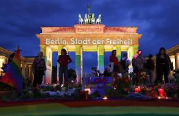 Berlino risponde all&rsquo;odio con la luce: la Porta di Brandeburgo in arcobaleno dopo l&rsquo;attacco al Pride