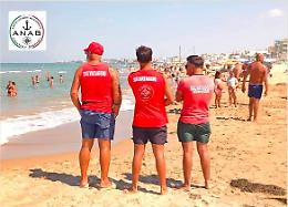 Scoglitti, i bagnini salvano madre e figlio dal mare pericoloso