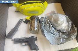 Aveva nella cintura una pistola modificata e oltre 300 grammi di marijuana: arrestato