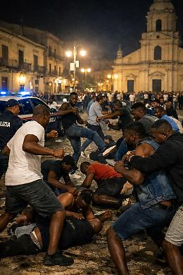Vittoria, clamorosa rissa in piazza Manin: 50 persone coinvolte