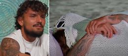Temptation Island, Giovanni torna con il suo "vergogna": un bacio sotto la coperta conclama la crisi con Sabrina