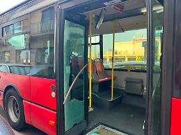 Sassate contro un autobus della linea 22, arrestato un giovane