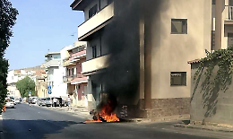 Comiso, auto prende fuoco dopo lo schianto in via Mediterraneo: due feriti
