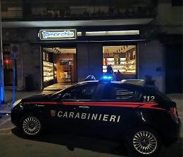 Due ladri di merendine "pentiti":  l&rsquo;auto rubata usata per &ldquo;spaccare&rdquo; la  vetrata dello store Tomarchio