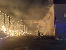 Santa Croce, incendio nella notte in un'azienda di imballaggi di cartone