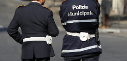 Vigile urbano aggredito a Catania mentre sanziona auto in sosta vietata: giovane bloccato e denunciato
