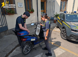 Scooter elettrici venduti come bici a pedalata assistita: sequestrati migliaia di mezzi, indagato imprenditore palermitano