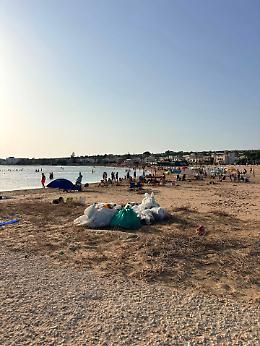 Donnalucata, in spiaggia &egrave; il trionfo dell'incivilt&agrave;