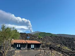 Etna, attivit&agrave; stromboliana e fontane di lava dalla Voragine: nube di cenere in direzione Nord-Ovest