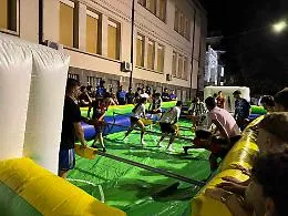 Che divertimento a Giarratana con il calcio balilla umano