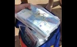 E voi cosa avreste fatto con una borsa di soldi arrivata dal mare?