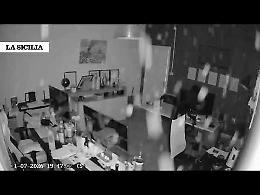 Terremoto ai Campi Flegrei:  videocamera di sorveglianza  mostra l'inizio della prima forte scossa