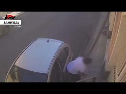 Furto in casa nel Catanese, il ladro nelle immagini delle videocamere della zona: denunciato