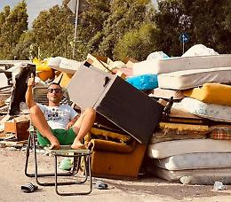La provocatoria protesta: uomo in sedia davanti alla discarica