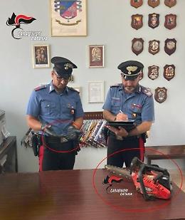Minacce con una motosega e frasi razziste: 31enne denunciato nel Catanese