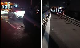 Caos nella notte sull'A18 per un'auto in fiamme in galleria: donna riesce a salvare il marito disabile