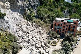 Respiro nei Campi Flegrei: scosse lievi e circa 300 sfollati dopo il 4.7