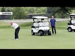 Virale il tiro di Trump al torneo di golf, &laquo;la pallina &egrave; telecomandata&raquo; (Video)