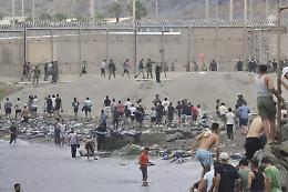 Migranti a Ceuta, Madrid indaga su una possibile regia delle mafie: dubbi su "fenomeno ordinario o spontaneo"