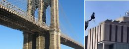 Miracolo sul ponte di Brooklyn: si lancia nell'East River e sopravvive dopo volo di 85 m