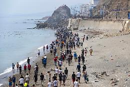 Ceuta, l'allarme dell'amministrazione dell'exclave spagnola: centri al collasso e migliaia di migranti per strada