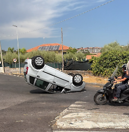 Auto si ribalta in via San Pietro Clarenza a San Giovanni Galermo: conducente illeso, cause in corso di accertamento