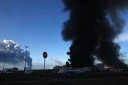 Ucraina, nuovi raid: Mosca colpisce navi cargo nel Mar Nero. Droni di Kiev sui centri logistici russi