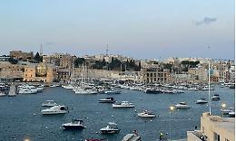 Quindicenne italiano in isolamento nel carcere di Malta: il padre denuncia condizioni allarmanti
