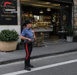 Tentata rapina in gastronomia ad Aci Catena: titolare respinge il presunto autore che si ferisce alla mano