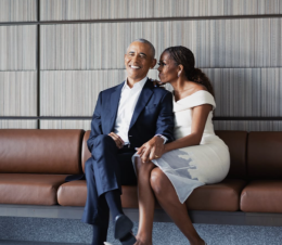 Barack Obama spegne 65 candeline alle Hawaii: gli auguri di Michelle sono un inno all'amore