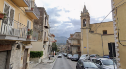 Carini, bambino di 8 anni scavalca una ringhiera e cade da un balcone al secondo piano: ricoverato in codice rosso a Palermo