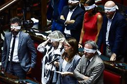 Voto segreto alla Camera: negato l'accesso alle chat di Delmastro, scoppia la bagarre. &laquo;Regalo alle mafie&raquo;