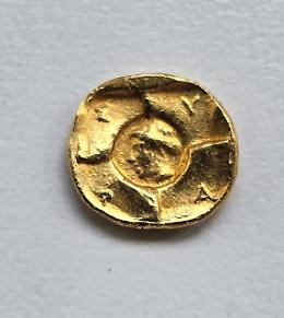 Nella necropoli di Maddalusa trovata una moneta d'oro siracusana del V secolo a. C., coniata durante l'invasione cartaginese della Sicilia