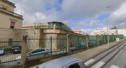 Detenuto simula un malore e aggredisce un agente: coinvolti tre poliziotti nel carcere di Caltanissetta