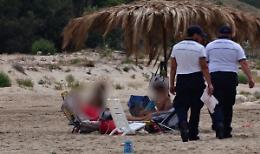 Ombrelloni in paglia fissati sul bagnasciuga a Porto Palo: scatta il sequestro per occupazione abusiva