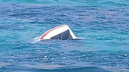 Barca si ribalta a 300 metri dalla riva: bagnini eroi e Guardia Costiera salvano 6 persone