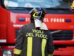 Brucia le sterpaglie e rischia il disastro ambientale: arrestato pensionato di 85 anni