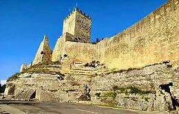 Caduta massi al Castello di Lombardia: strada chiusa e accesso consentito al maniero e alla Rocca di Cerere
