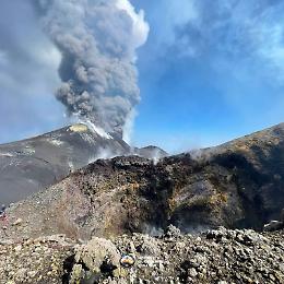 Eruzione sull'Etna tra fontana alla Voragine, nuova bocca nella Valle del Bove e nube su Ragalna e Adrano