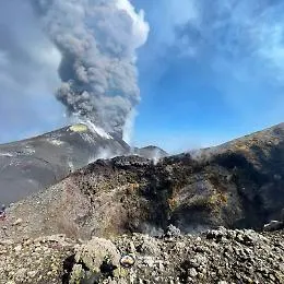 Eruzione sull'Etna tra fontana alla Voragine, nuova bocca nella Valle del Bove e nube su Ragalna e Adrano