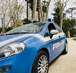 "Scusi che ora &egrave;"?  E le puntano una coltello alla gola per rubarle il cellullare: arrestati due immigrati