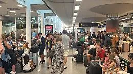 Nube vulcanica blocca i voli a Catania: aeroporto KO e disagi per migliaia di viaggiatori 