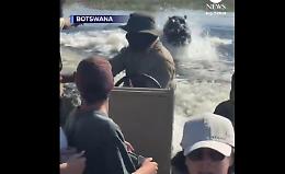 Terrore in Botswana: l&rsquo;ippopotamo insegue la barca a pochi metri