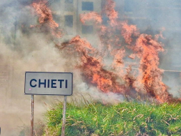 Incendio a Chieti, le fiamme lambiscono le abitazioni: mobilitati vigili del fuoco, elicotteri e Protezione civile