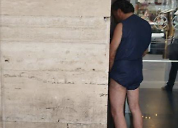 Scoglitti, immigrato fa pip&igrave; davanti a tutti: salvato dal linciaggio