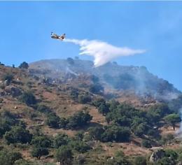 Nuovo rogo nel comprensorio dell'Alcantara: la montagna del Feo divorata dalle fiamme, intervento di protezione civile e mezzi aerei